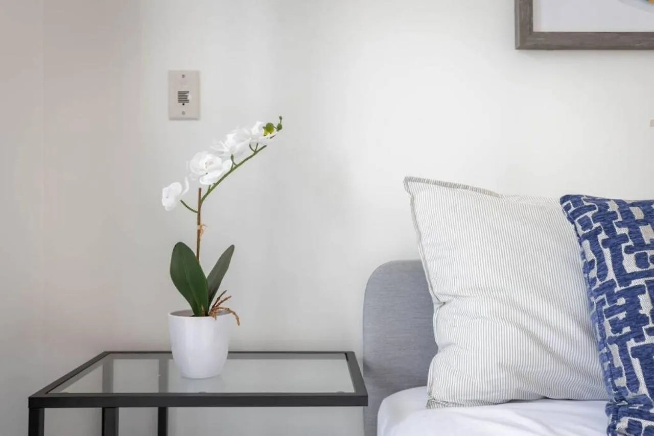Lux 1 Br-Den Dwtn Condo Near Cn Tower With Parking 토론토 캐나다