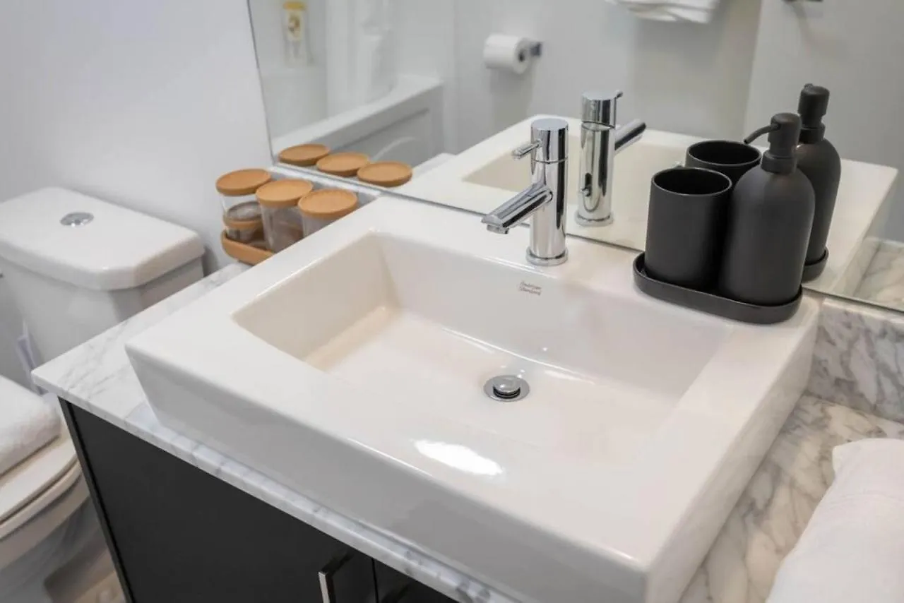 Lux 1 Br-Den Dwtn Condo Near Cn Tower With Parking 토론토 캐나다