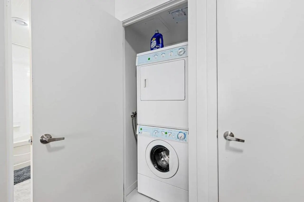 Lux 1 Br-Den Dwtn Condo Near Cn Tower With Parking 토론토